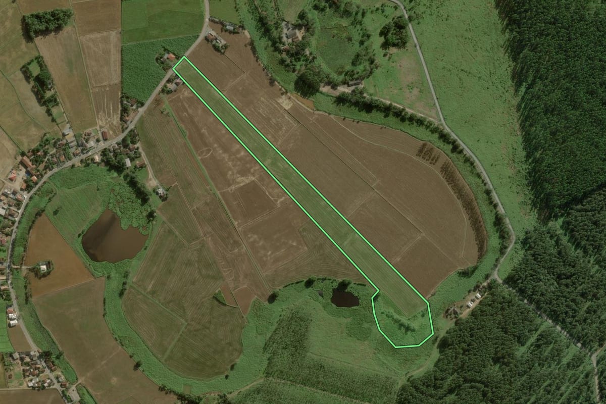 Imagem de satélite do imóvel rural em Guaramirim (SC), com o contorno declarado no CAR desenhado por cima.