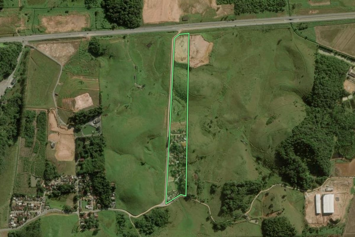 Imagem de satélite do imóvel rural em Guaramirim (SC), com o contorno declarado no CAR desenhado por cima.