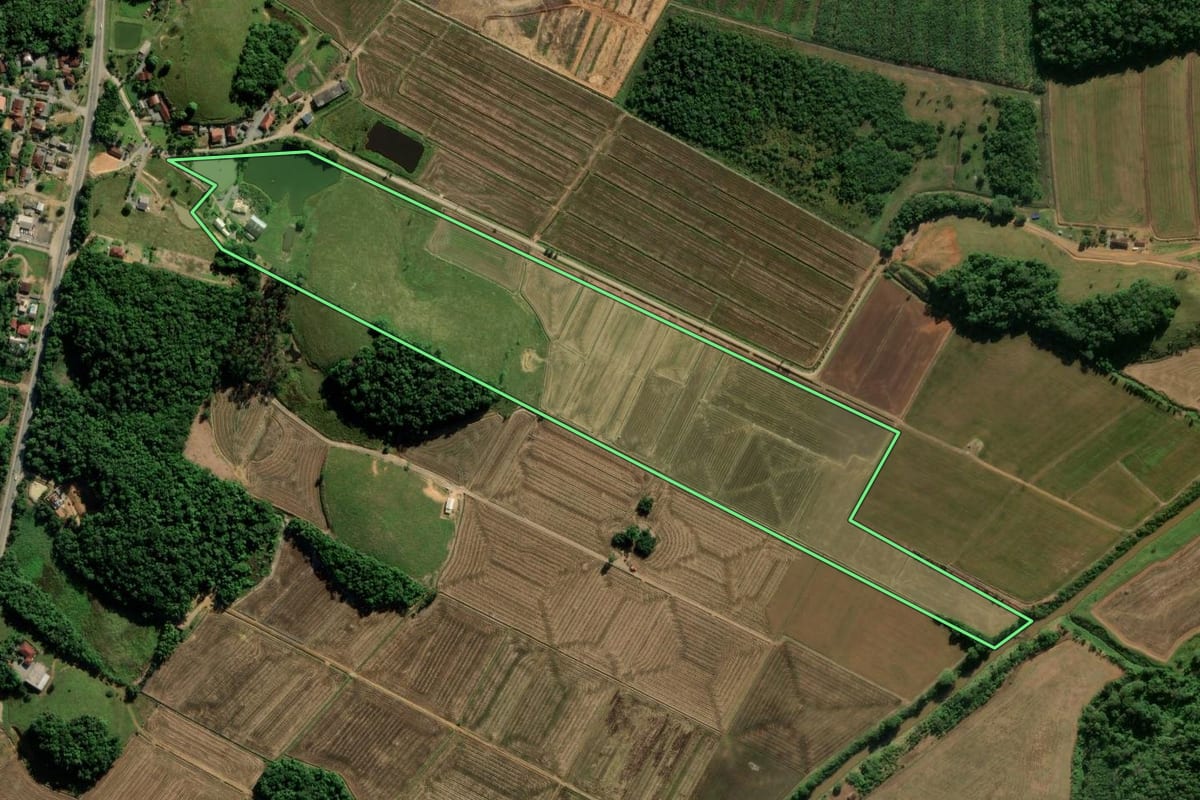 Imagem de satélite do imóvel rural em Guaramirim (SC), com o contorno declarado no CAR desenhado por cima.