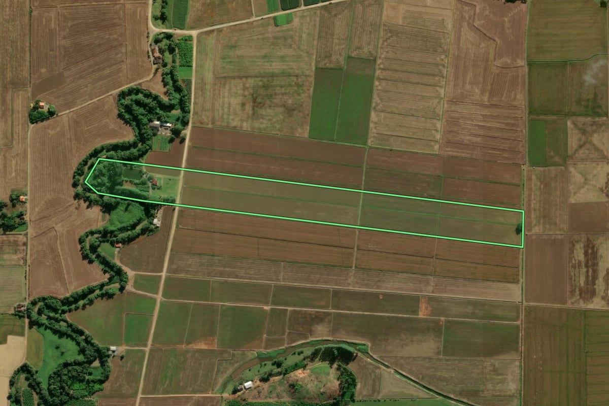 Imagem de satélite do imóvel rural em Guaramirim (SC), com o contorno declarado no CAR desenhado por cima.