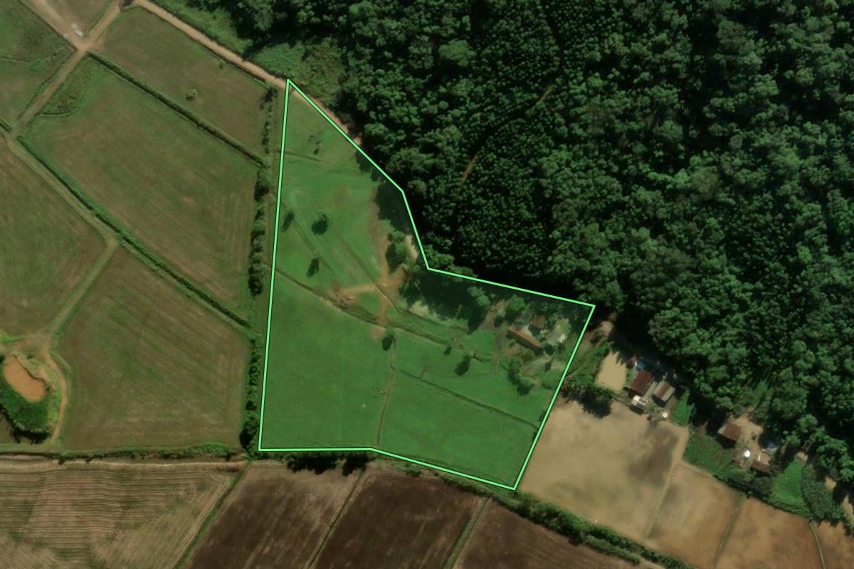 Imagem de satélite do imóvel rural em Guaramirim (SC), com o contorno declarado no CAR desenhado por cima.