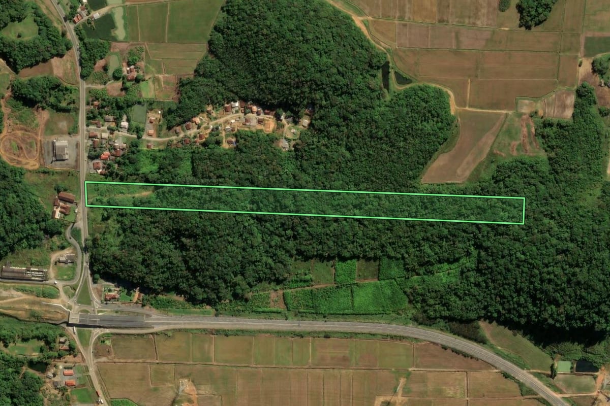 Imagem de satélite do imóvel rural em Guaramirim (SC), com o contorno declarado no CAR desenhado por cima.