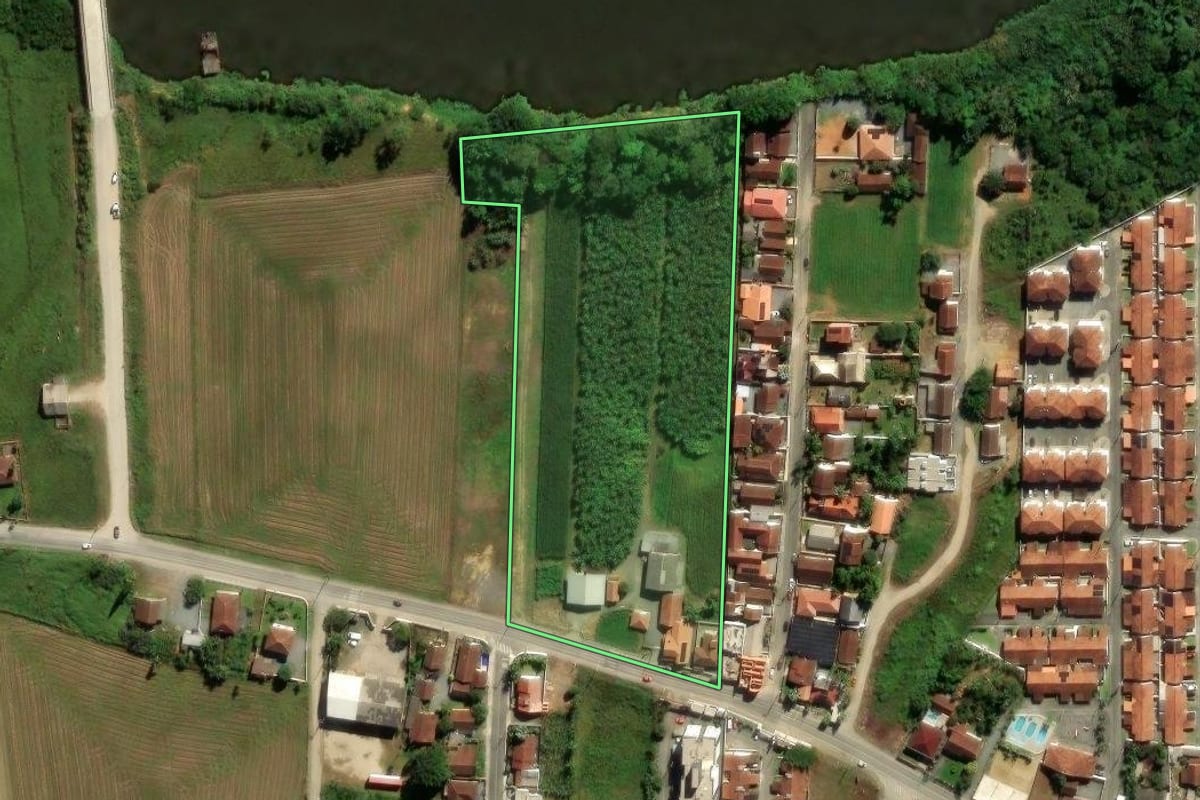 Imagem de satélite do imóvel rural em Guaramirim (SC), com o contorno declarado no CAR desenhado por cima.