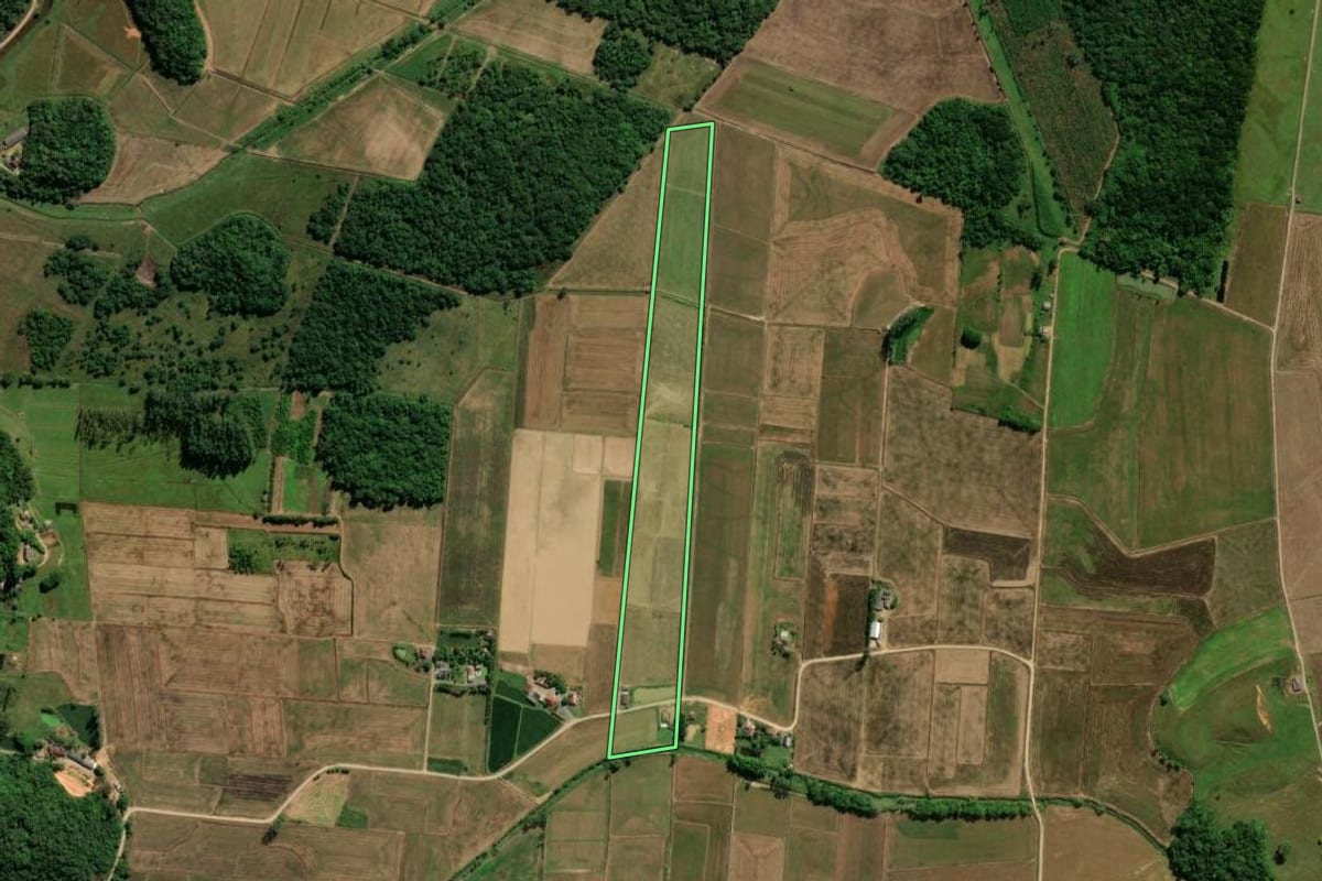 Imagem de satélite do imóvel rural em Guaramirim (SC), com o contorno declarado no CAR desenhado por cima.