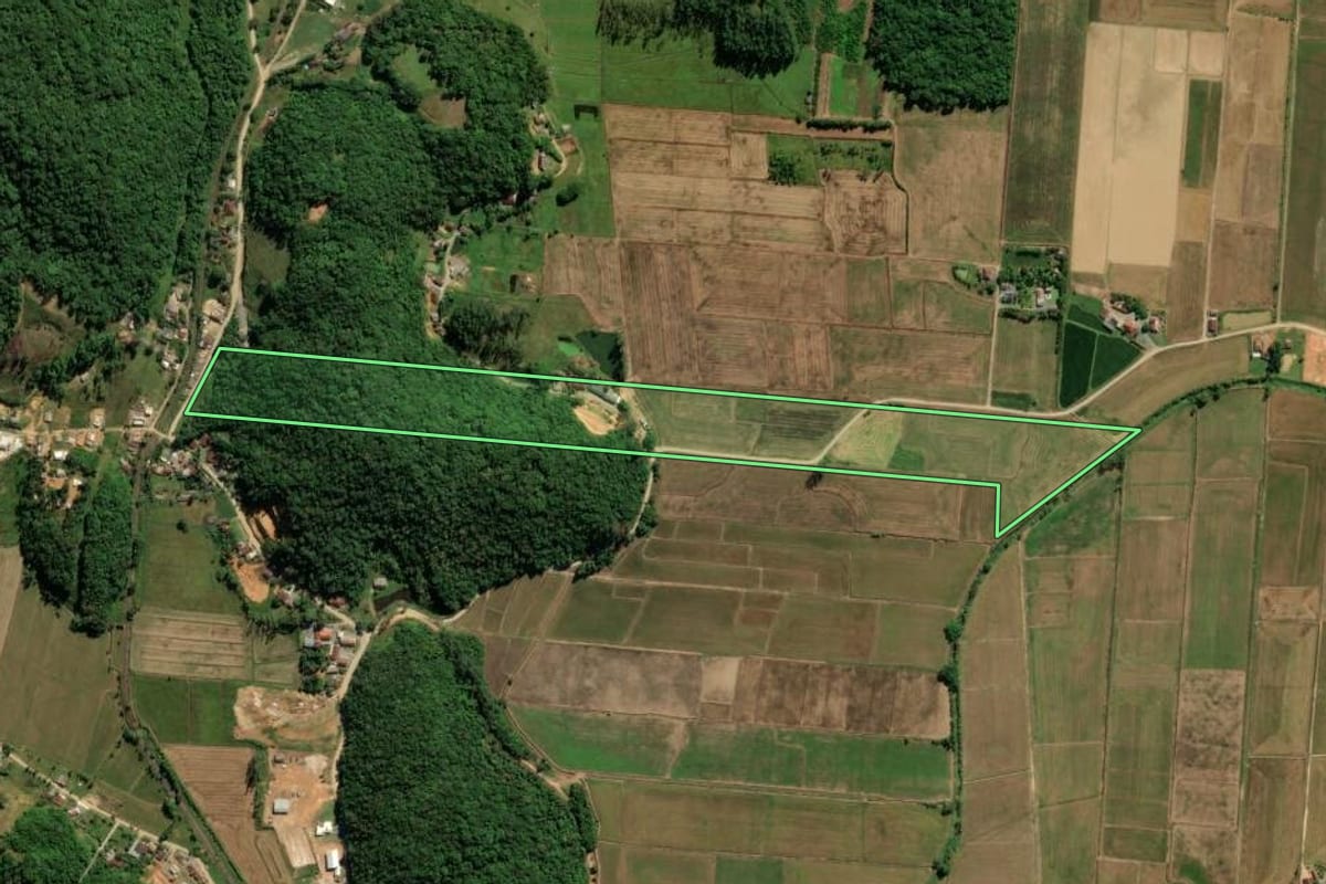 Imagem de satélite do imóvel rural em Guaramirim (SC), com o contorno declarado no CAR desenhado por cima.