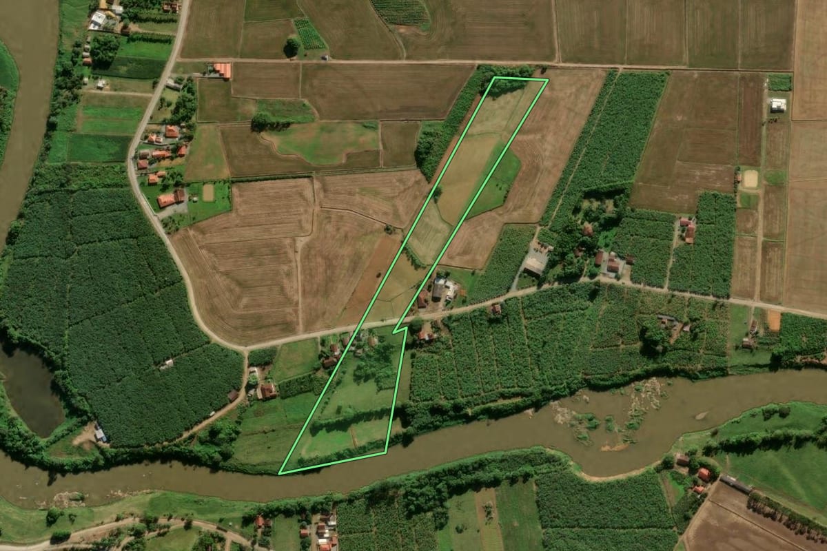 Imagem de satélite do imóvel rural em Guaramirim (SC), com o contorno declarado no CAR desenhado por cima.
