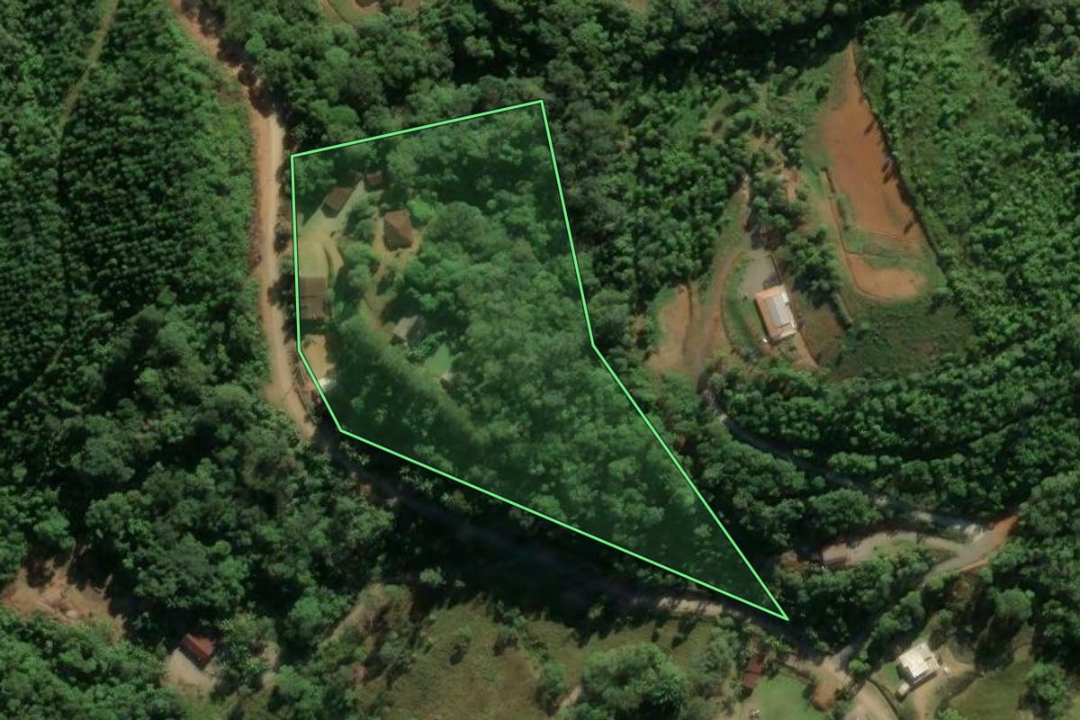 Imagem de satélite do imóvel rural em Guaramirim (SC), com o contorno declarado no CAR desenhado por cima.