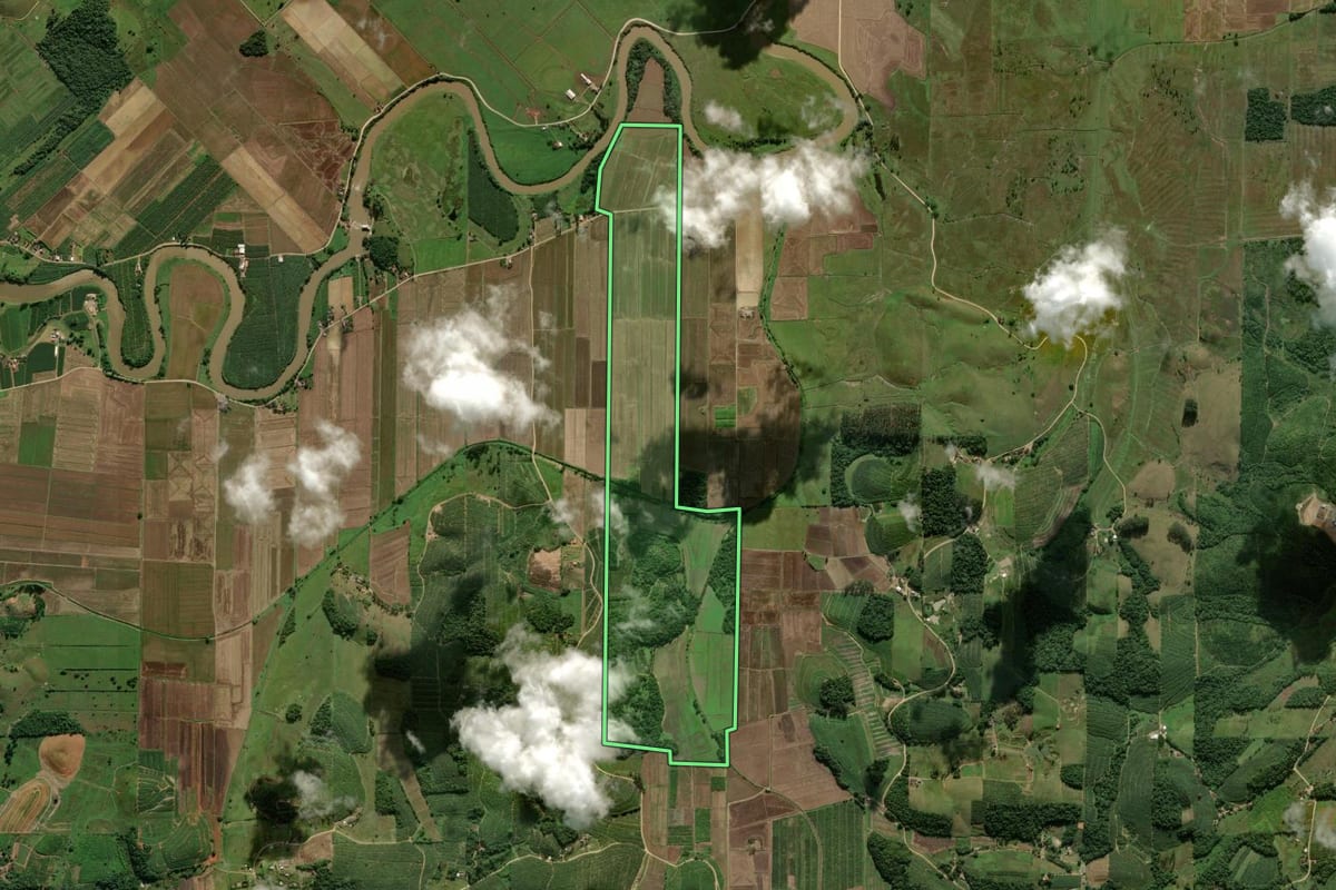 Imagem de satélite do imóvel rural em Guaramirim (SC), com o contorno declarado no CAR desenhado por cima.