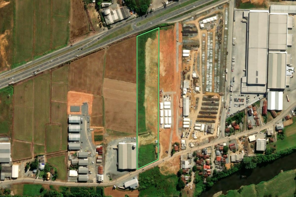 Imagem de satélite do imóvel rural em Guaramirim (SC), com o contorno declarado no CAR desenhado por cima.