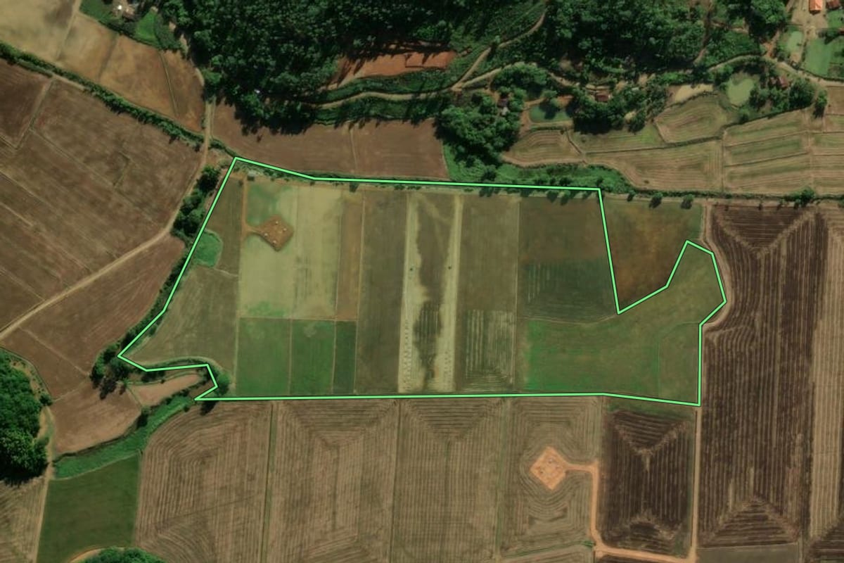 Imagem de satélite do imóvel rural em Guaramirim (SC), com o contorno declarado no CAR desenhado por cima.