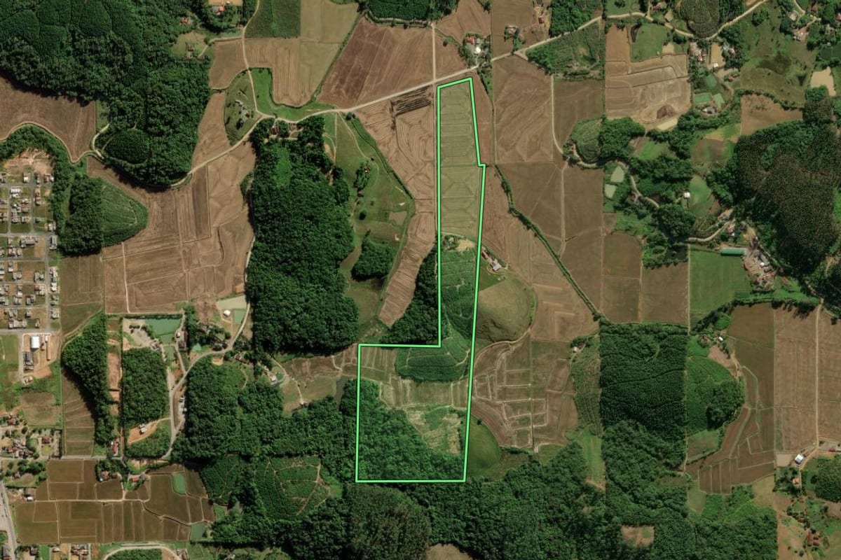 Imagem de satélite do imóvel rural em Guaramirim (SC), com o contorno declarado no CAR desenhado por cima.