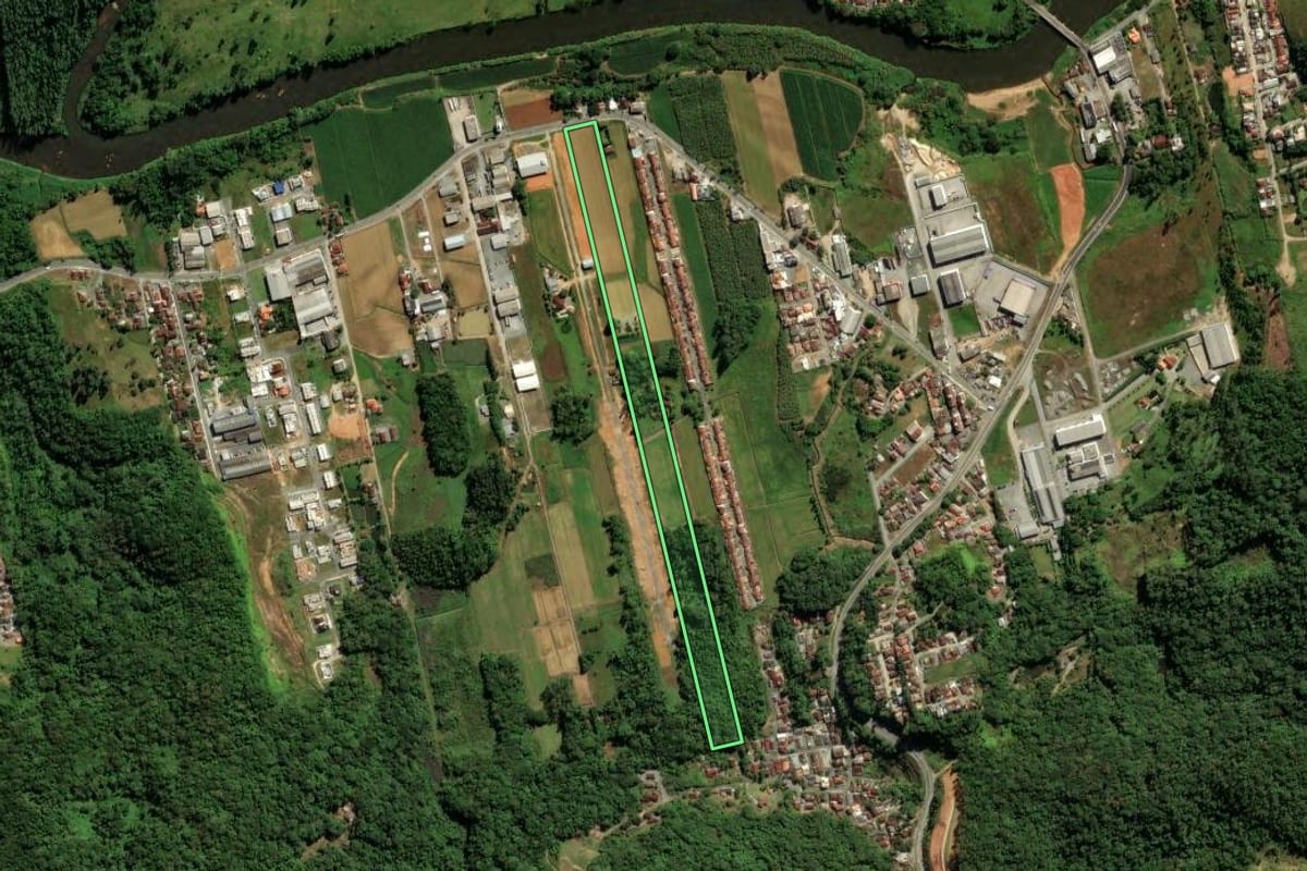 Imagem de satélite do imóvel rural em Guaramirim (SC), com o contorno declarado no CAR desenhado por cima.