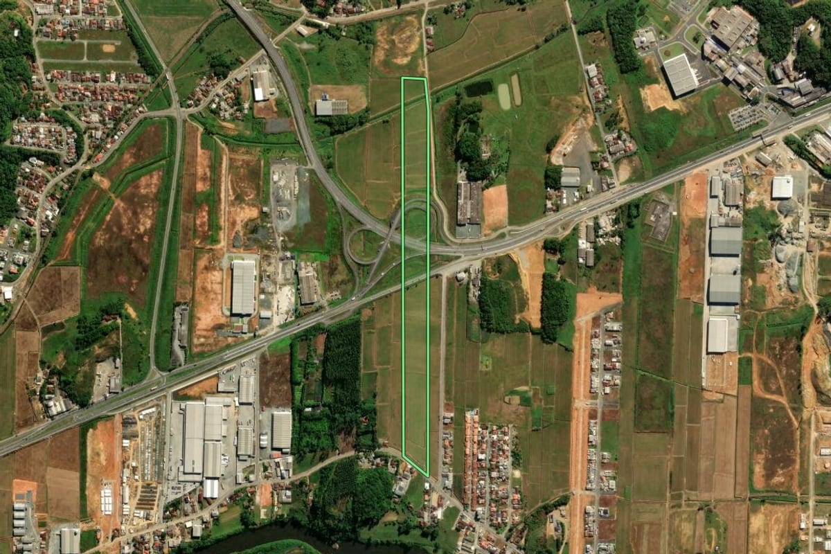 Imagem de satélite do imóvel rural em Guaramirim (SC), com o contorno declarado no CAR desenhado por cima.
