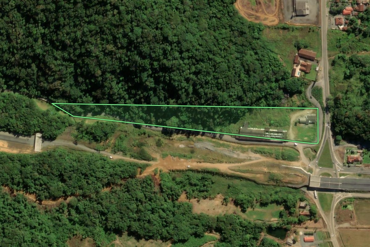 Imagem de satélite do imóvel rural em Guaramirim (SC), com o contorno declarado no CAR desenhado por cima.