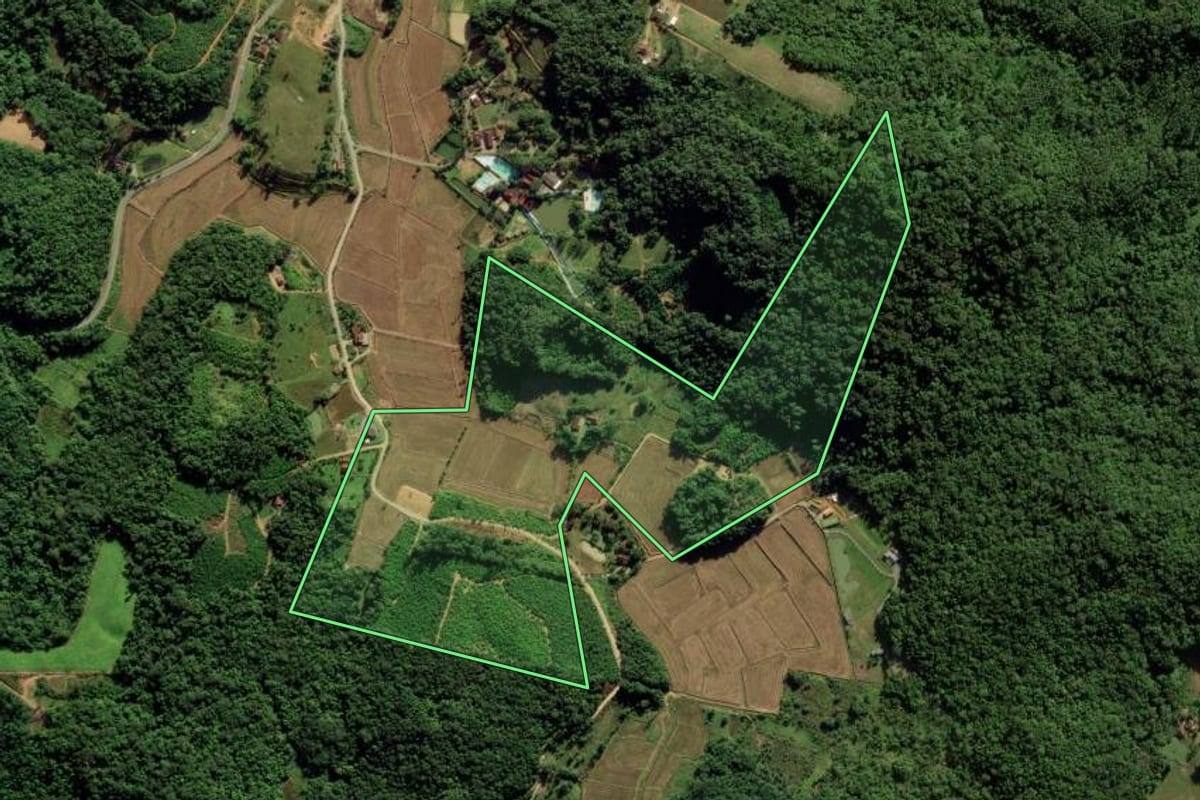 Imagem de satélite do imóvel rural em Guaramirim (SC), com o contorno declarado no CAR desenhado por cima.