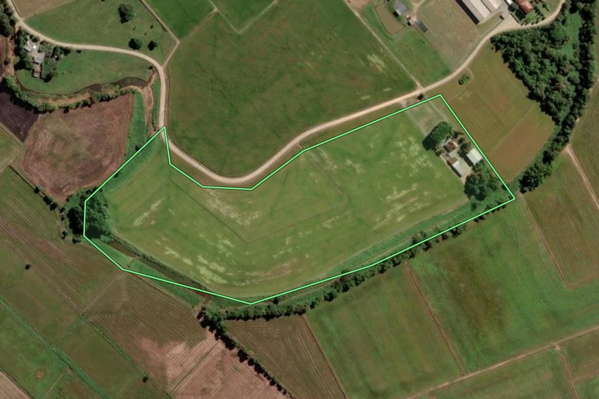 Imagem de satélite do imóvel rural em Guaramirim (SC), com o contorno declarado no CAR desenhado por cima.