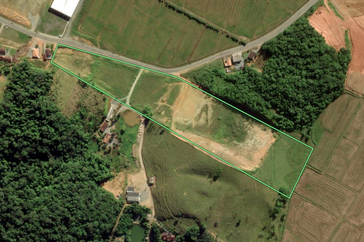 Imagem de satélite do imóvel rural em Guaramirim (SC), com o contorno declarado no CAR desenhado por cima.