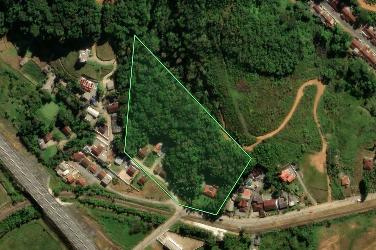 Imagem de satélite do imóvel rural em Guaramirim (SC), com o contorno declarado no CAR desenhado por cima.