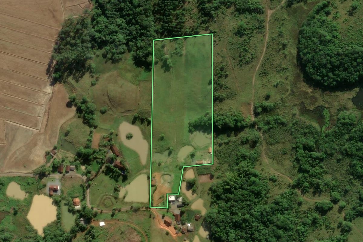 Imagem de satélite do imóvel rural em Guaramirim (SC), com o contorno declarado no CAR desenhado por cima.