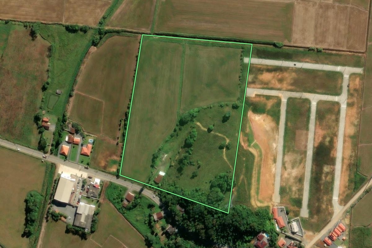 Imagem de satélite do imóvel rural em Guaramirim (SC), com o contorno declarado no CAR desenhado por cima.