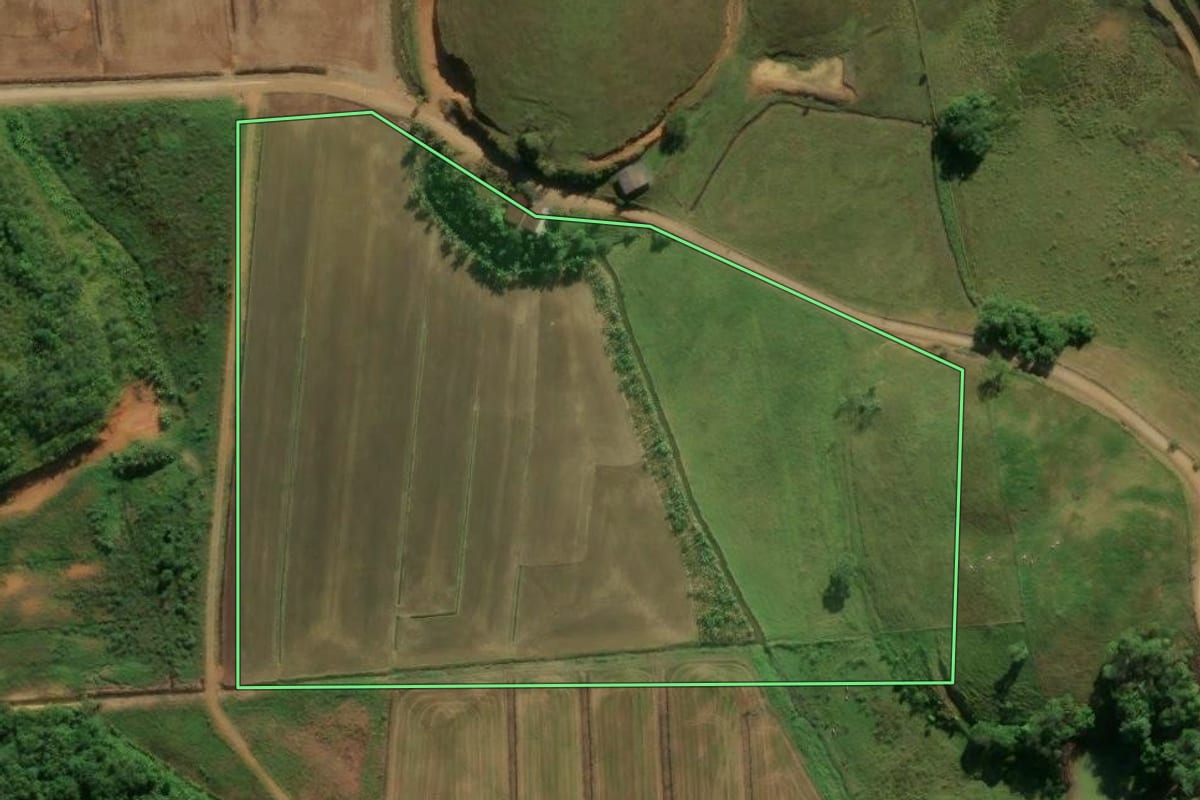 Imagem de satélite do imóvel rural em Guaramirim (SC), com o contorno declarado no CAR desenhado por cima.
