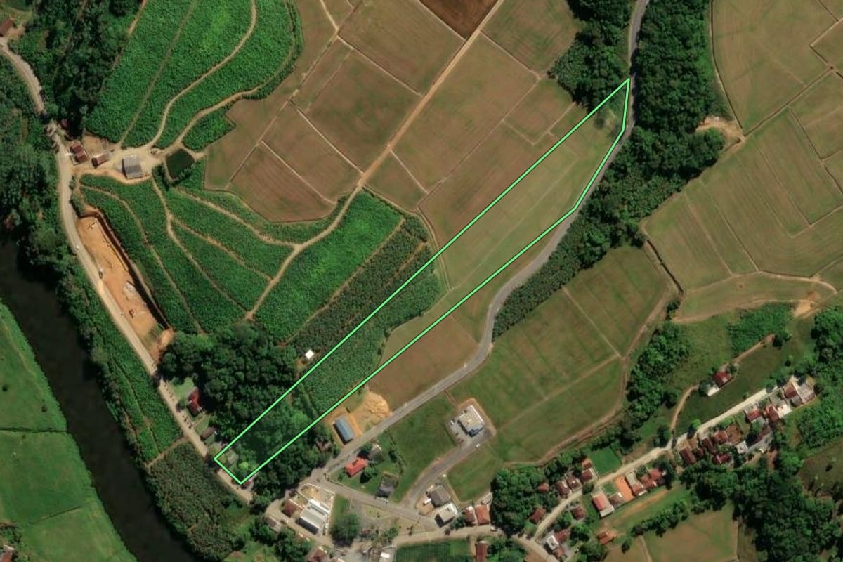 Imagem de satélite do imóvel rural em Guaramirim (SC), com o contorno declarado no CAR desenhado por cima.