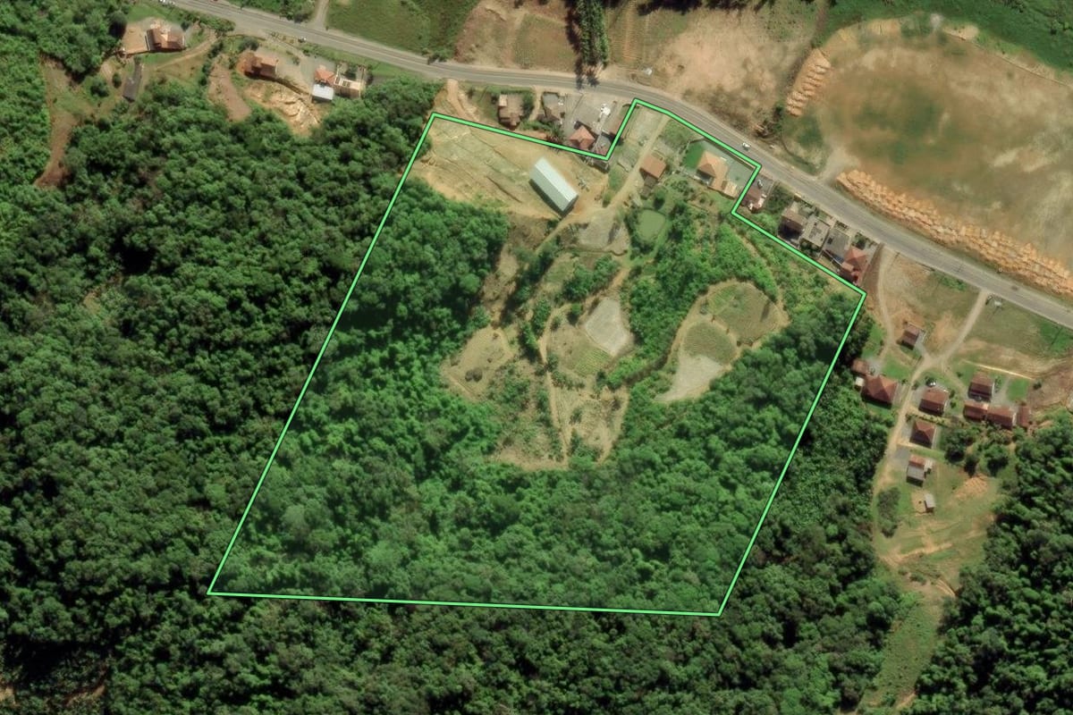 Imagem de satélite do imóvel rural em Guaramirim (SC), com o contorno declarado no CAR desenhado por cima.
