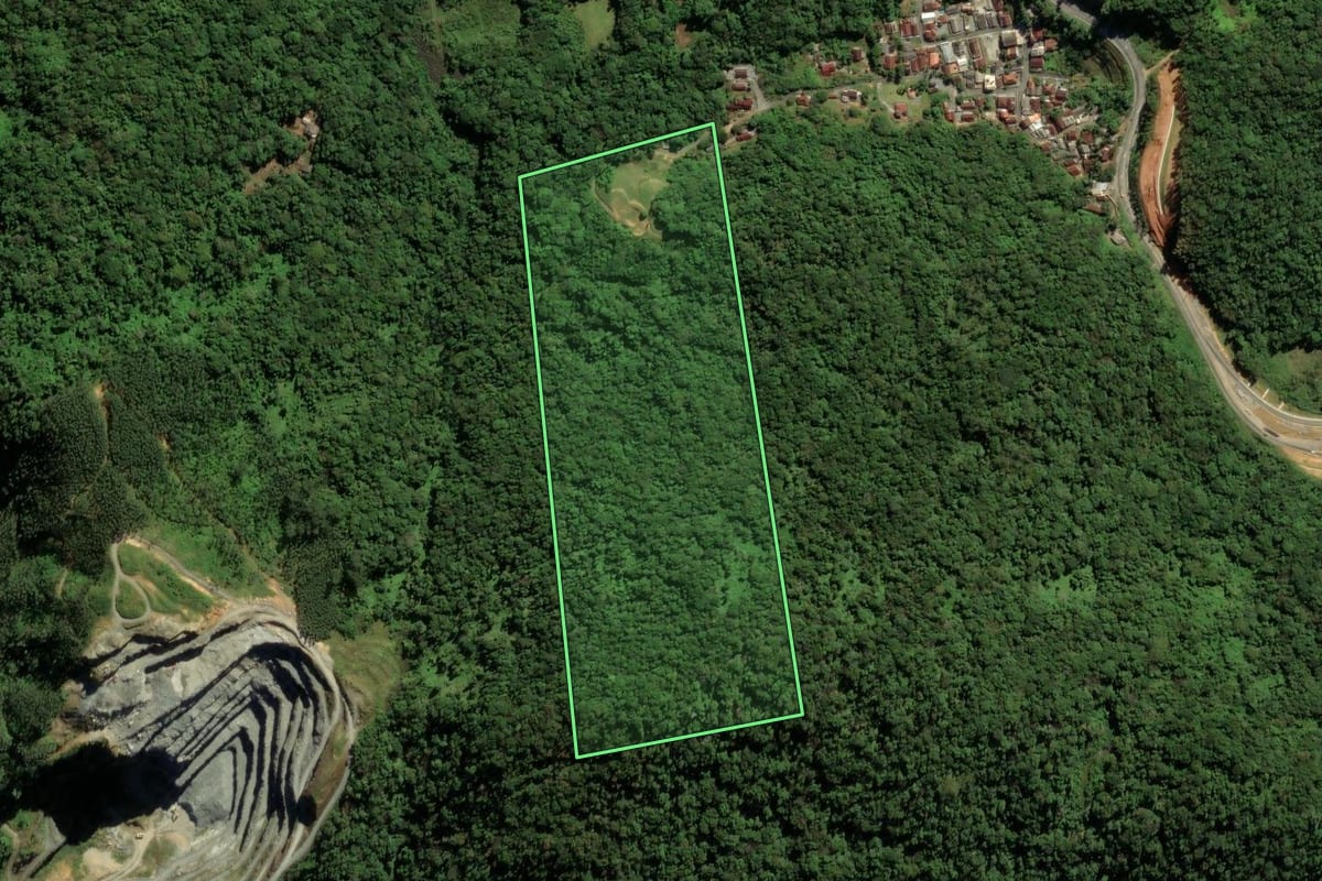 Imagem de satélite do imóvel rural em Guaramirim (SC), com o contorno declarado no CAR desenhado por cima.