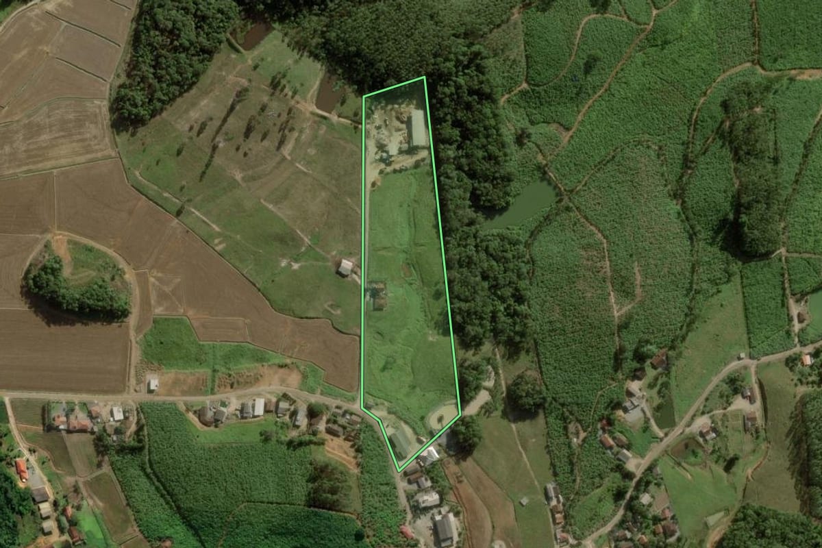 Imagem de satélite do imóvel rural em Guaramirim (SC), com o contorno declarado no CAR desenhado por cima.