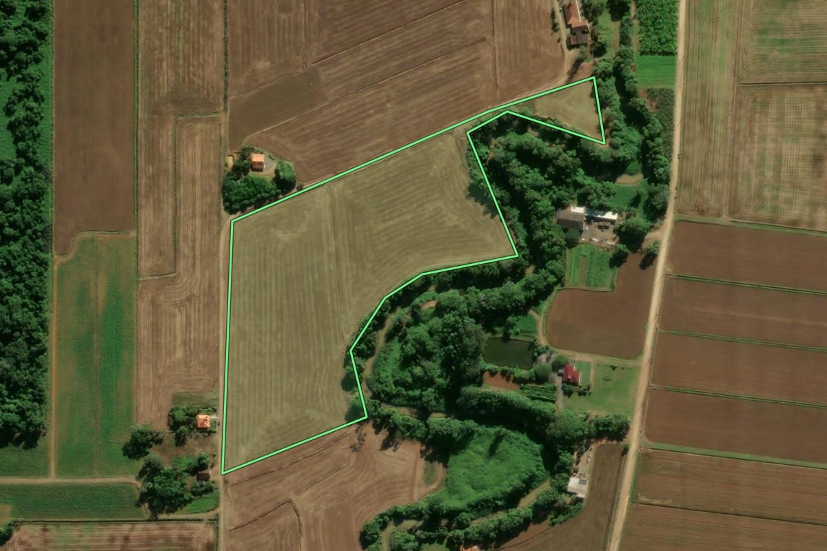 Imagem de satélite do imóvel rural em Guaramirim (SC), com o contorno declarado no CAR desenhado por cima.