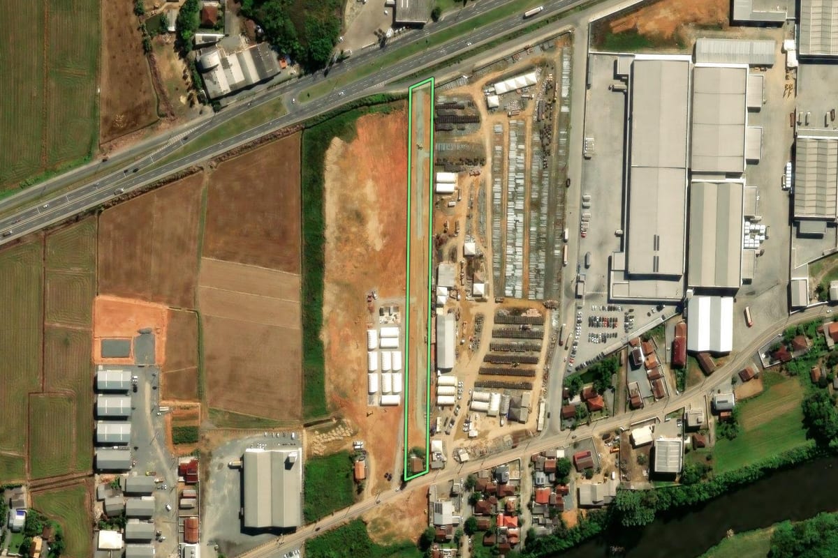 Imagem de satélite do imóvel rural em Guaramirim (SC), com o contorno declarado no CAR desenhado por cima.