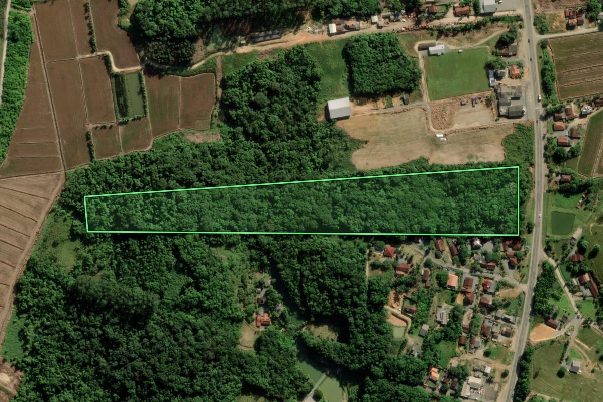 Imagem de satélite do imóvel rural em Guaramirim (SC), com o contorno declarado no CAR desenhado por cima.