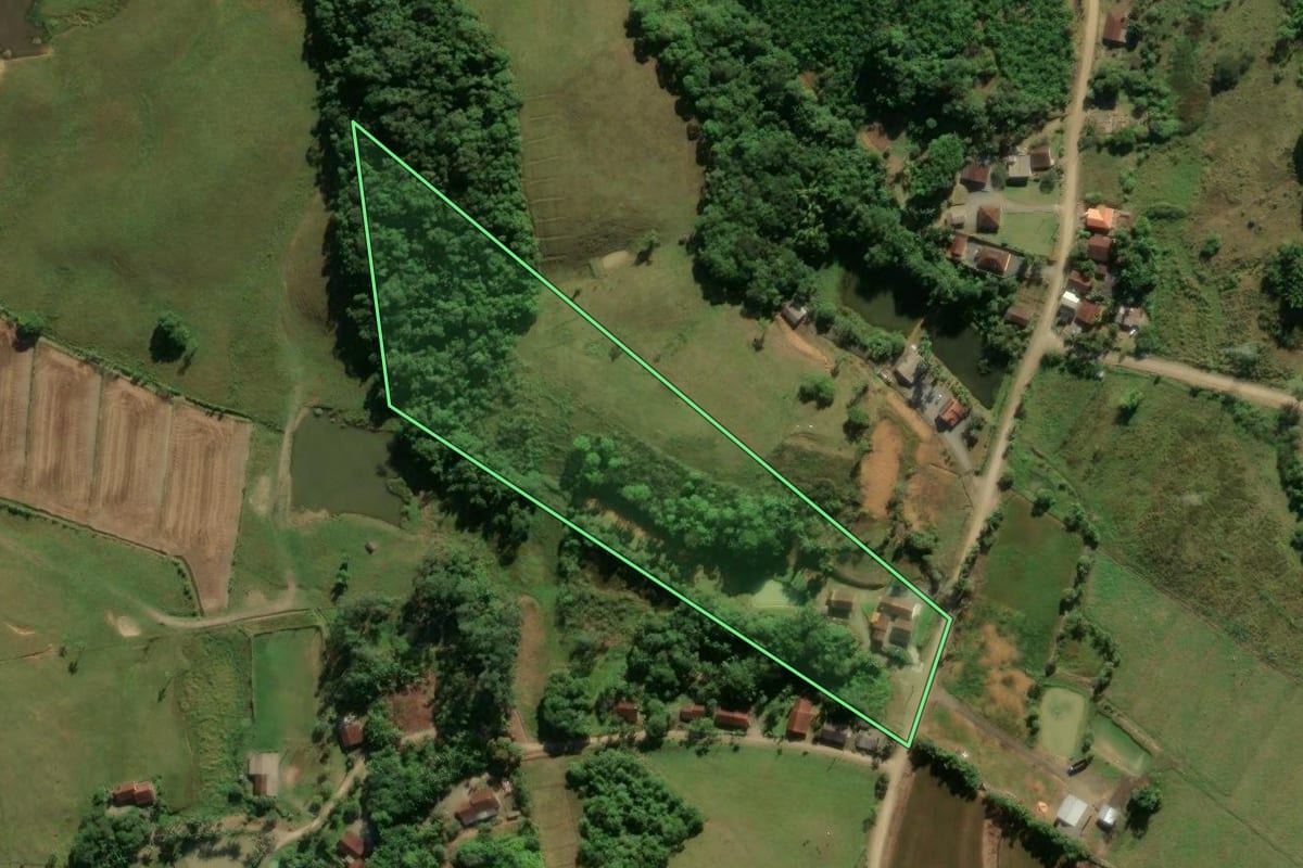 Imagem de satélite do imóvel rural em Guaramirim (SC), com o contorno declarado no CAR desenhado por cima.
