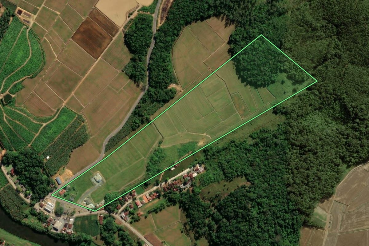 Imagem de satélite do imóvel rural em Guaramirim (SC), com o contorno declarado no CAR desenhado por cima.
