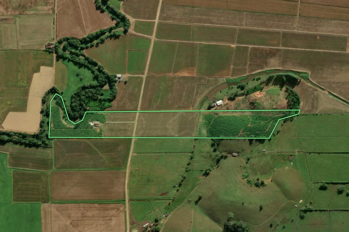 Imagem de satélite do imóvel rural em Guaramirim (SC), com o contorno declarado no CAR desenhado por cima.