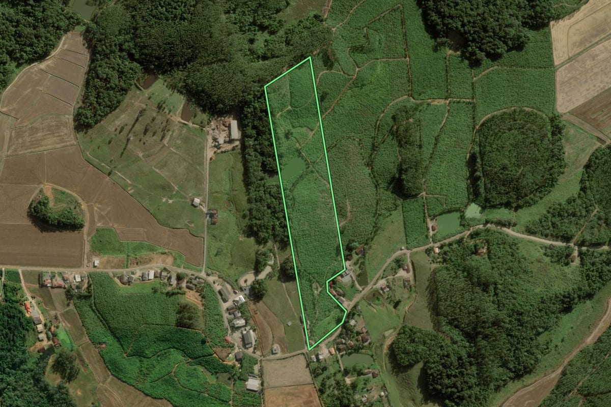 Imagem de satélite do imóvel rural em Guaramirim (SC), com o contorno declarado no CAR desenhado por cima.
