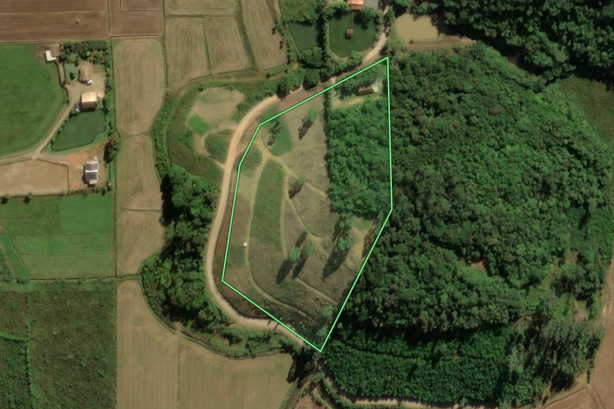 Imagem de satélite do imóvel rural em Guaramirim (SC), com o contorno declarado no CAR desenhado por cima.