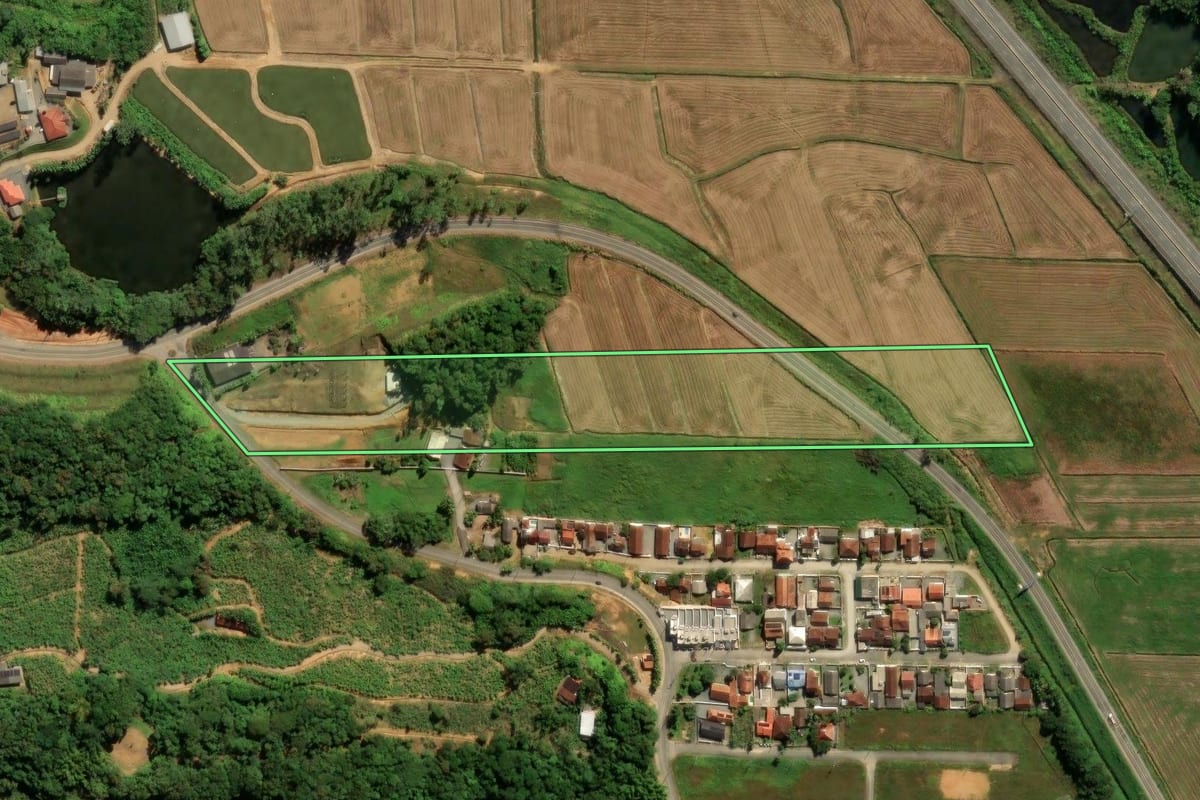 Imagem de satélite do imóvel rural em Guaramirim (SC), com o contorno declarado no CAR desenhado por cima.