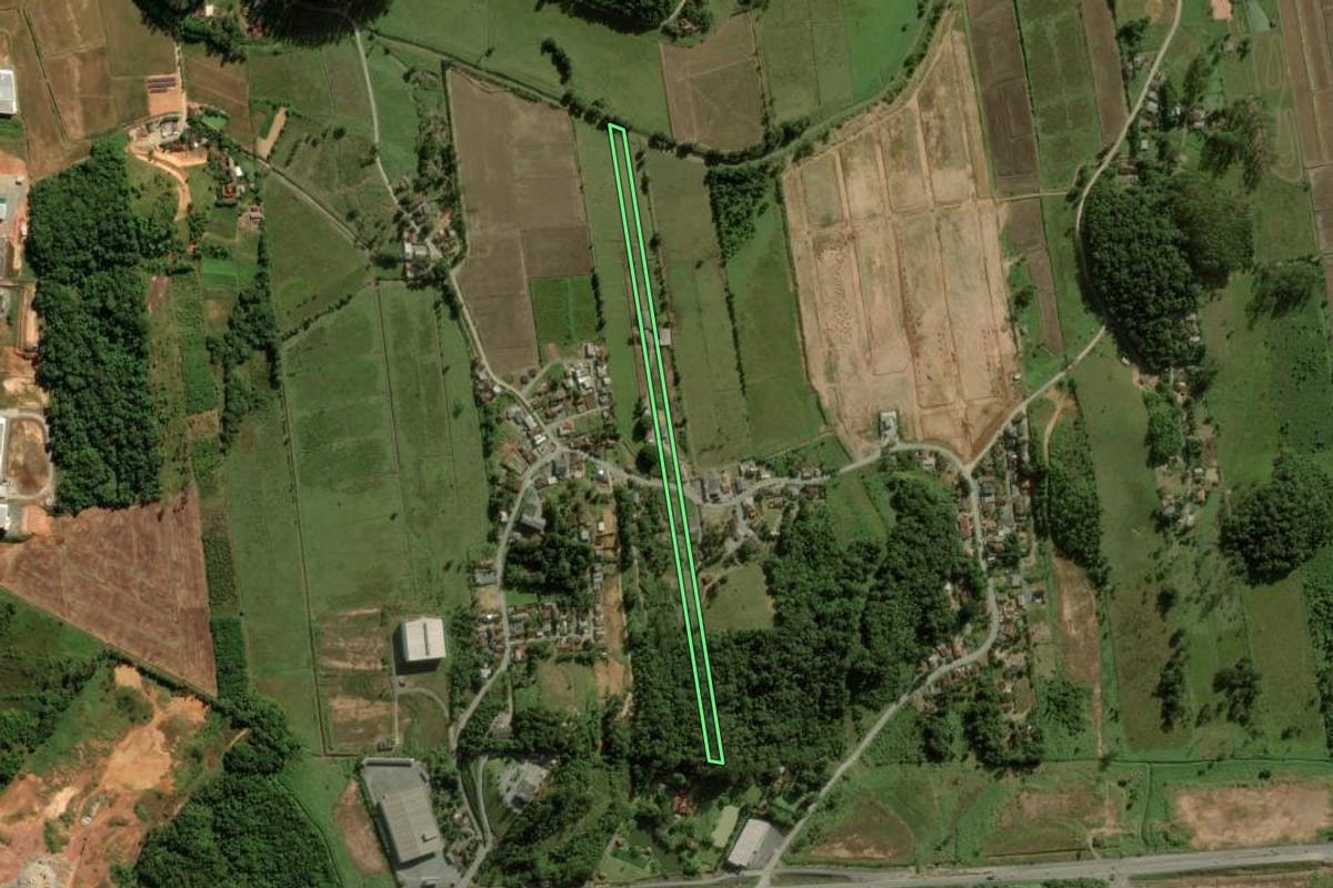 Imagem de satélite do imóvel rural em Guaramirim (SC), com o contorno declarado no CAR desenhado por cima.
