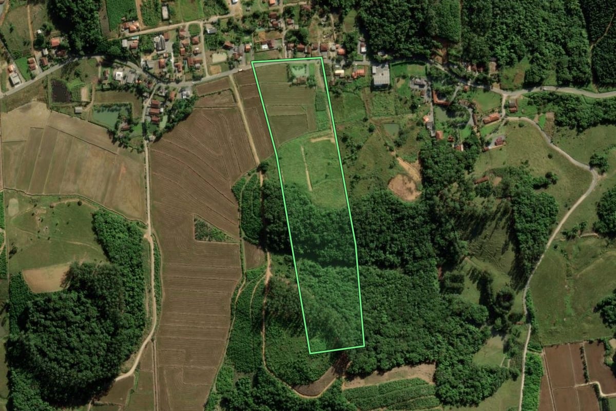 Imagem de satélite do imóvel rural em Guaramirim (SC), com o contorno declarado no CAR desenhado por cima.