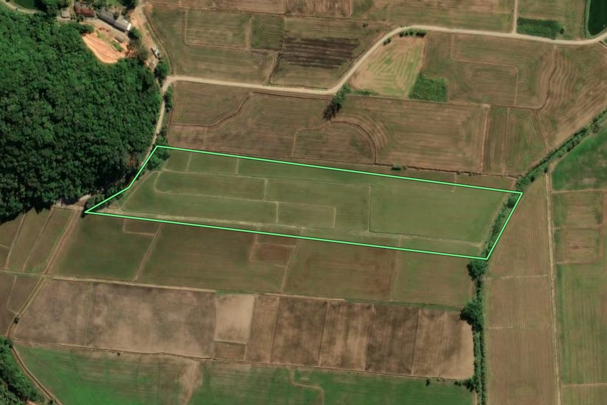 Imagem de satélite do imóvel rural em Guaramirim (SC), com o contorno declarado no CAR desenhado por cima.