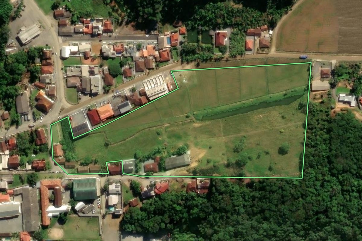 Imagem de satélite do imóvel rural em Guaramirim (SC), com o contorno declarado no CAR desenhado por cima.