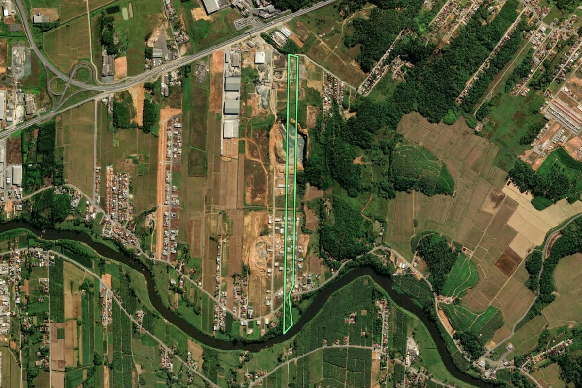 Imagem de satélite do imóvel rural em Guaramirim (SC), com o contorno declarado no CAR desenhado por cima.