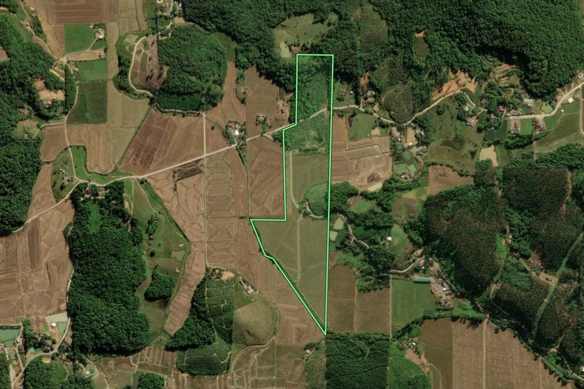 Imagem de satélite do imóvel rural em Guaramirim (SC), com o contorno declarado no CAR desenhado por cima.