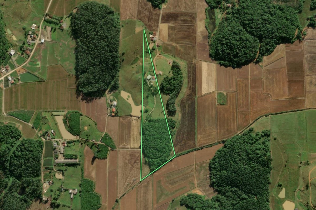 Imagem de satélite do imóvel rural em Guaramirim (SC), com o contorno declarado no CAR desenhado por cima.
