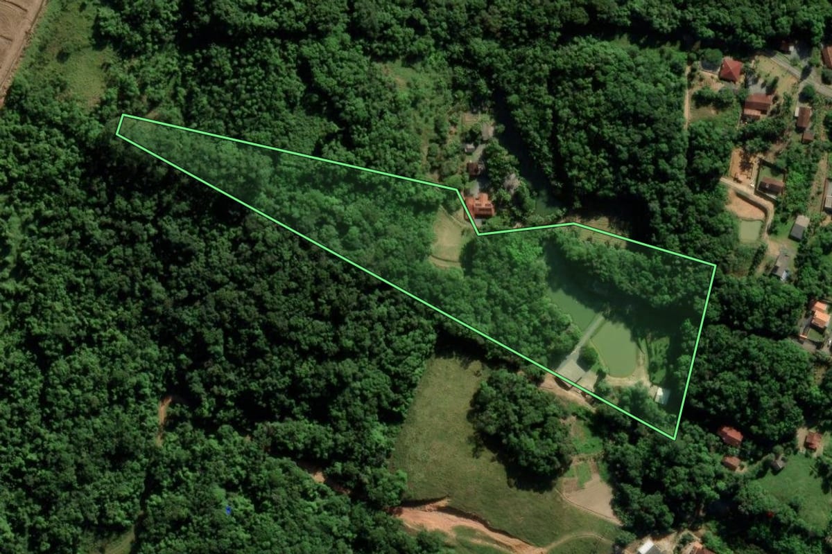 Imagem de satélite do imóvel rural em Guaramirim (SC), com o contorno declarado no CAR desenhado por cima.