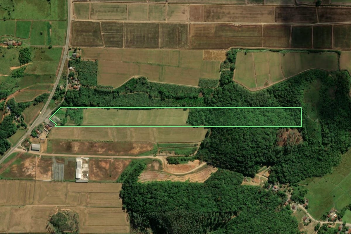 Imagem de satélite do imóvel rural em Guaramirim (SC), com o contorno declarado no CAR desenhado por cima.