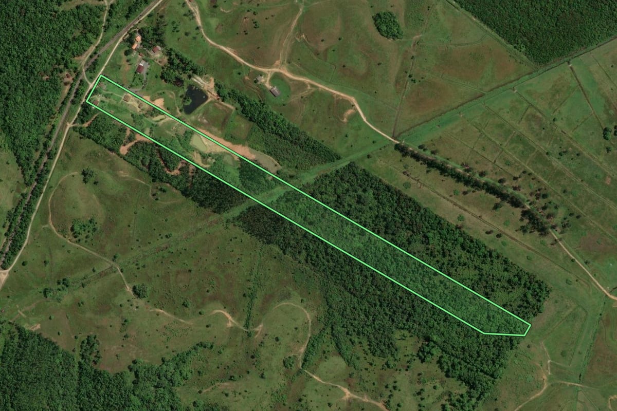 Imagem de satélite do imóvel rural em Guaramirim (SC), com o contorno declarado no CAR desenhado por cima.