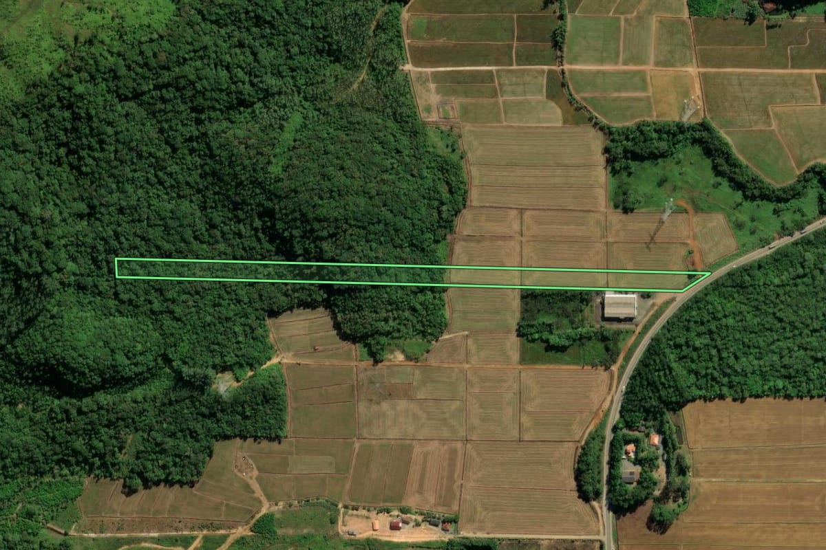 Imagem de satélite do imóvel rural em Guaramirim (SC), com o contorno declarado no CAR desenhado por cima.