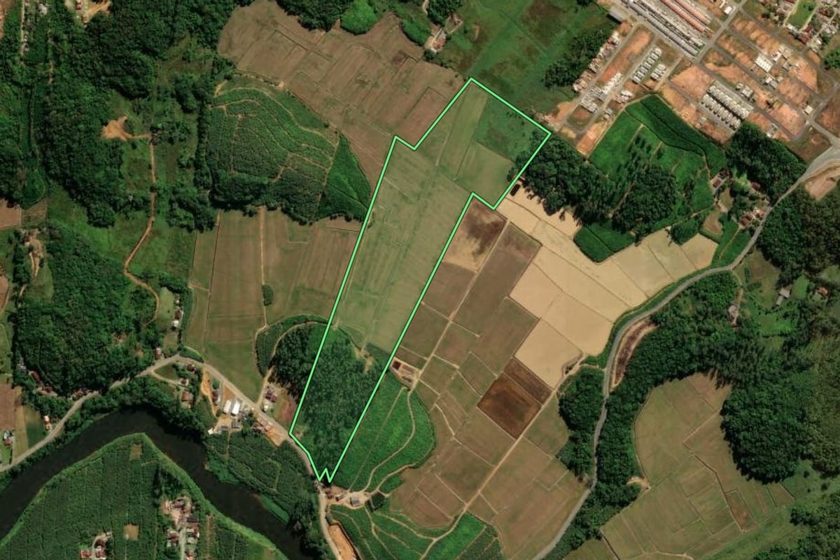 Imagem de satélite do imóvel rural em Guaramirim (SC), com o contorno declarado no CAR desenhado por cima.